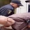Ukrayna’da maske takmayan yaşlı adama polis şiddeti Ukrayna’da maske takmayan yaşlı adama polis şiddeti
