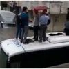 Midibüsün üzerinde mahsur kaldılar: Kurtarılmayı bekliyorlar Midibüsün üzerinde mahsur kaldılar: Kurtarılmayı bekliyorlar