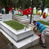 Şehitliklerin temizliği yükümlülerden Şehitliklerin temizliği yükümlülerden