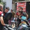 Polisi görünce kızının kucağına atıp kaçtı Polisi görünce kızının kucağına atıp kaçtı
