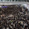 Hong Kong havalimanı, gösteriler nedeniyle kapatıldı Hong Kong havalimanı, gösteriler nedeniyle kapatıldı