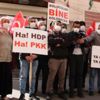 HDP önündeki aileler, teröristlerin çocuklarına zorla açıklama yaptırmasına tepki gösterdi HDP önündeki aileler, teröristlerin çocuklarına zorla açıklama yaptırmasına tepki gösterdi