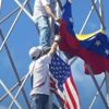 Venezuela'da darbe yanlıları ABD bayrakları asıyor Venezuela'da darbe yanlıları ABD bayrakları asıyor