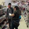Tanımadığı kişilere kitap hediye etti