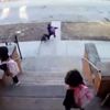 Çocuklara saldıran pitbullu süpürgeyle kovaladı Çocuklara saldıran pitbullu süpürgeyle kovaladı