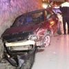 Otomobil istinat duvarına çarptı: 3 yaralı