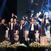 İngiltere Başkonsolosluğu’nda kep attılar İngiltere Başkonsolosluğu’nda kep attılar