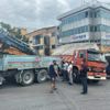 Facia ucuz atlatıldı! Sunta yüklü kamyon minibüsün üzerine devrildi Facia ucuz atlatıldı! Sunta yüklü kamyon minibüsün üzerine devrildi