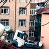 Beton mikseri duvarda asılı kaldı Beton mikseri duvarda asılı kaldı
