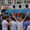 HDP'liler AKP aracına saldırdı