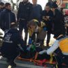 Çarptığı kadını ambulansa taşıdı Çarptığı kadını ambulansa taşıdı