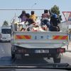 Kamyonet üzerinde tehlikeli yolculuk