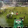 Panathinaikos - Olympiakos derbisinde taraftarlar sahaya girdi Panathinaikos - Olympiakos derbisinde taraftarlar sahaya girdi