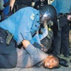 Ferguson isyanında namlu polise döndü Ferguson isyanında namlu polise döndü