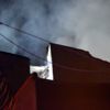 Taksim de 6 katlı bir binanın çatısı alev alev yandı