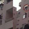 Pencerede asılı kalan çocuk ölümden döndü Pencerede asılı kalan çocuk ölümden döndü