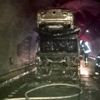Tünel içindeki otomobil yüklü tır alev alev yandı