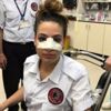 Su şişesi ile kadın güvenliğin burnunu kırdı