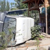 Minibüs evin balkonuna çarptı: 6 yaralı Minibüs evin balkonuna çarptı: 6 yaralı