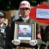 Şehit babası oğlunu asker selamıyla son yolculuğuna ...