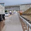 Yolda biriken sular uzun araç kuyruğu oluşturdu Yolda biriken sular uzun araç kuyruğu oluşturdu