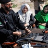 Pakistan'da öğretmenlere silah eğitimi Pakistan'da öğretmenlere silah eğitimi