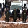 Şehit cenazesinde bir grup genç, üşümesinler diye ...