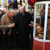 Erdoğan kestane ve simitleri elleriyle dağıttı Erdoğan kestane ve simitleri elleriyle dağıttı