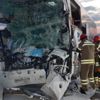 Yolcu otobüsü kamyon ile çarpıştı: 2 ölü, 18 yaralı