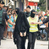 IŞİD'çi kadını böyle teşhir ettiler IŞİD'çi kadını böyle teşhir ettiler