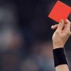 Kırmızı kart gösteren hakeme saldırdılar