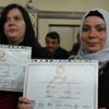 Almanya'da yaşarken aday olan ve muhtar seçilen Ayşe Gülhan mazbatasını aldı Almanya'da yaşarken aday olan ve muhtar seçilen Ayşe Gülhan mazbatasını aldı
