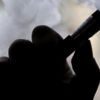 Kurabiye aromalı e-sigara kullandı, solunum cihazına bağlandı Kurabiye aromalı e-sigara kullandı, solunum cihazına bağlandı