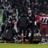 Ambulans ile stadı terk etti
