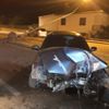 Otomobilin çarptığı aydınlatma direği evin çatısına düştü Otomobilin çarptığı aydınlatma direği evin çatısına düştü