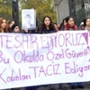 İstanbul Üniversitesi'nde “taciz” protestosu İstanbul Üniversitesi'nde “taciz” protestosu