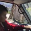 Küçük yaştaki oğlu ve kızını kamyonetin direksiyonuna geçirdi Küçük yaştaki oğlu ve kızını kamyonetin direksiyonuna geçirdi