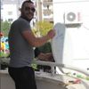 Soğuk havada onu göreni üşüme tutuyor Soğuk havada onu göreni üşüme tutuyor