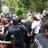 Son dakika: Kadıköy’de nefes kesen kovalamaca: Kuyumcuyu soymaya çalışan şüpheli saklandığı binada yakalandı