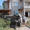 Minibüs Balkona Çarptı; 6 Yaralı Minibüs Balkona Çarptı; 6 Yaralı