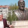 Vatandaşa hizmet için kendi büstünü yaptırdı Vatandaşa hizmet için kendi büstünü yaptırdı