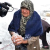 Gazeteci Nuh Köklü'nün tabutuna annesinden kartopu...