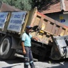 Zift yüklü kamyon çöken yolda kaldı Zift yüklü kamyon çöken yolda kaldı