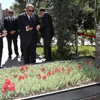 Davutoğlu ve Türkeş Alparslan Türkeş'in mezarına gitti Davutoğlu ve Türkeş Alparslan Türkeş'in mezarına gitti
