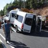 Minibüs trambüs direğine çarptı: 19 yaralı