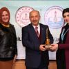 Müdür Başyiğit, Türkiye birincisi genç aşçıyı tebrik ... Müdür Başyiğit, Türkiye birincisi genç aşçıyı tebrik ...