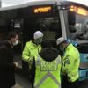 Minibüsten indirilen fazla yolcudan polise ilginç tepki