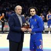 Larkin MVP ödülünü aldı Larkin MVP ödülünü aldı