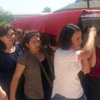 Yaralı kurtuldu annesinin tabutunu taşıdı