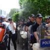 Adana'da bir kişi polislere gül suyu sıktı Adana'da bir kişi polislere gül suyu sıktı